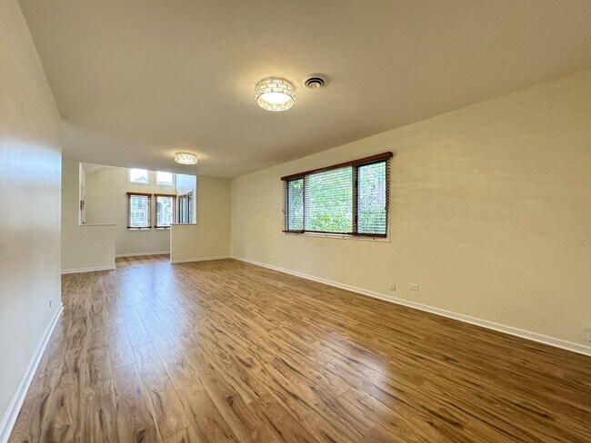 Building Photo - 634 Hillside Dr