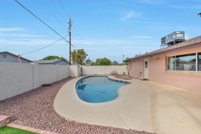 Foto del edificio - Spacious 6-Bedroom, 4-Bath Pool Home Near ASU Campus
