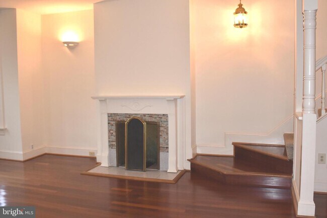 Building Photo - 144 R St NE