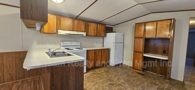 Building Photo - 3103 Cedarvale Rd