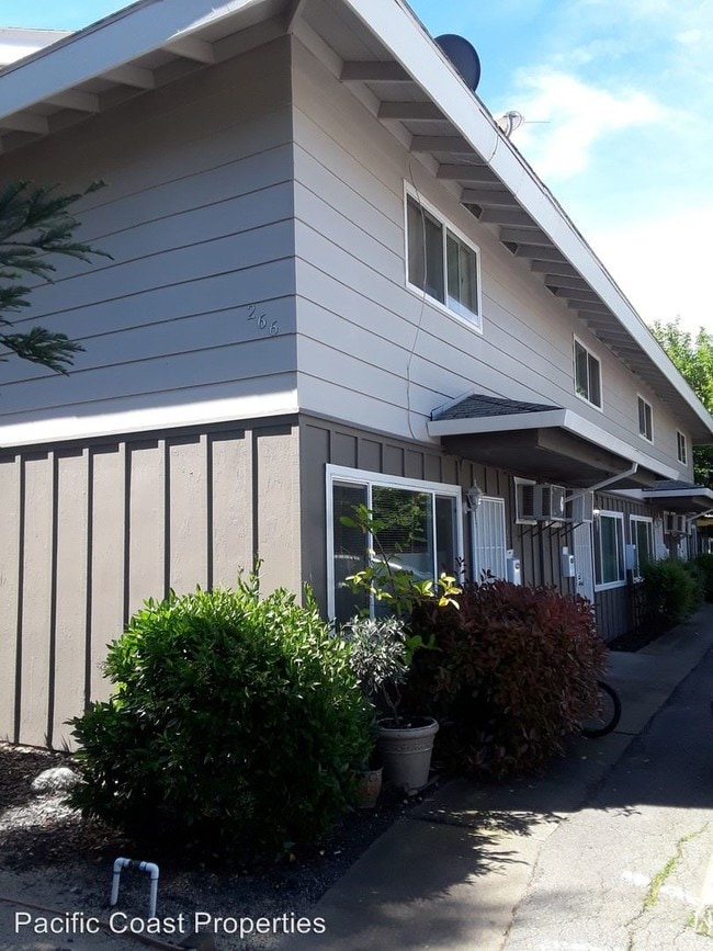 Building Photo - 264-268 Montrose Dr