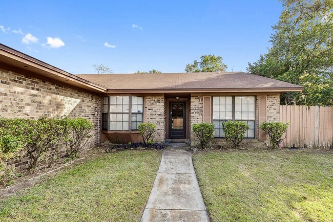 Building Photo - Brick home with large backyard