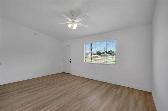 Foto del edificio - 322 Ixora Ave NW