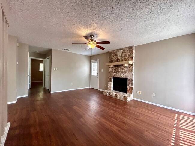 Building Photo - 1504 No Mor Cove