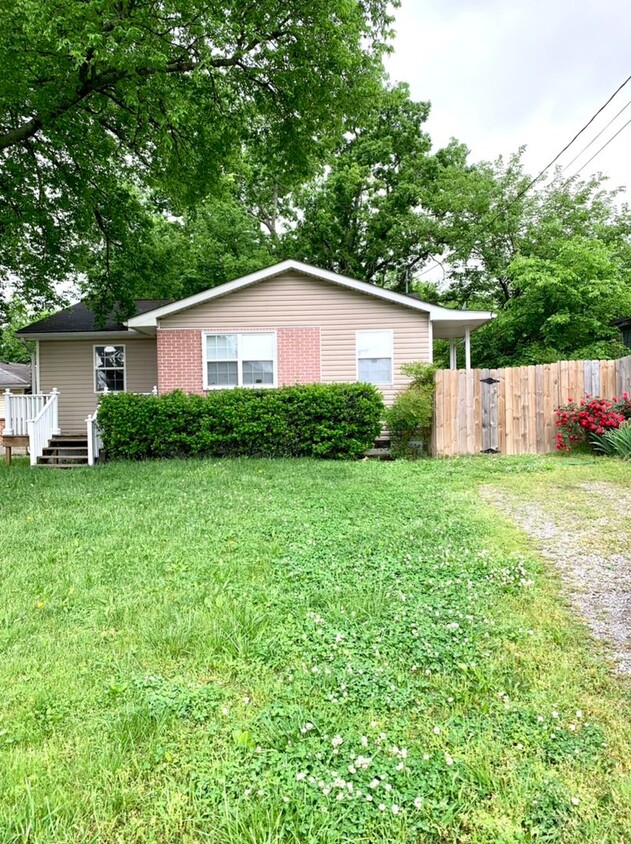 Foto principal - 3 Bedroom 1 Bath in Madison W/ Fenced in Y...