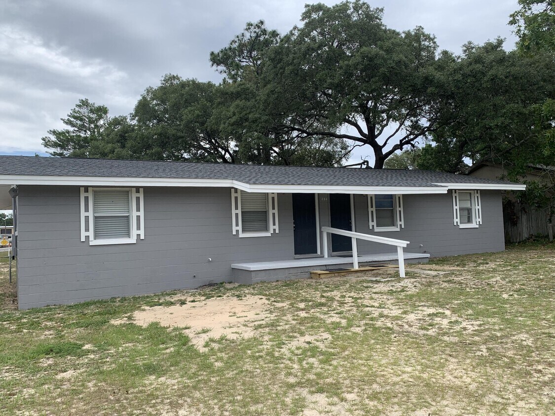 354 Lincoln Ave, Valparaiso, FL 32580 Townhome Rentals in Valparaiso