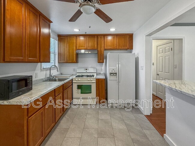 Building Photo - 571 El Paseo Dr