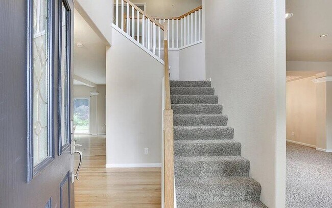Foto del edificio - Spacious Four-Bedroom Home with Gourmet Kitchen, Multiple Living Areas, Loft, and Beautifully Lan...