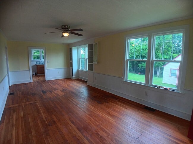 Building Photo - Radford, 3BR / 1BA, Available Now