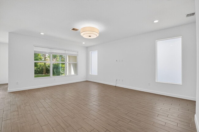 Building Photo - 4320 Buttonwood Dr