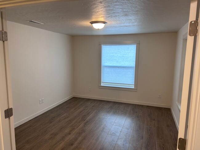 Building Photo - 3871 Webster Ave