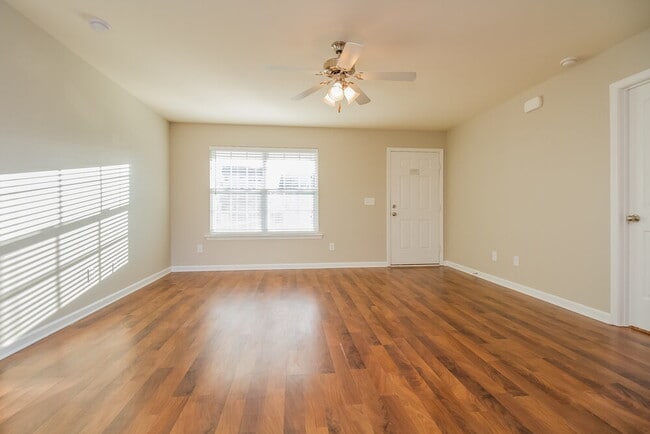 Building Photo - 2014 Cobblestone Dr