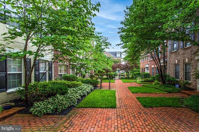Building Photo - 445 N George Mason Dr