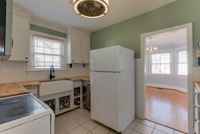 Building Photo - 407 Russell St