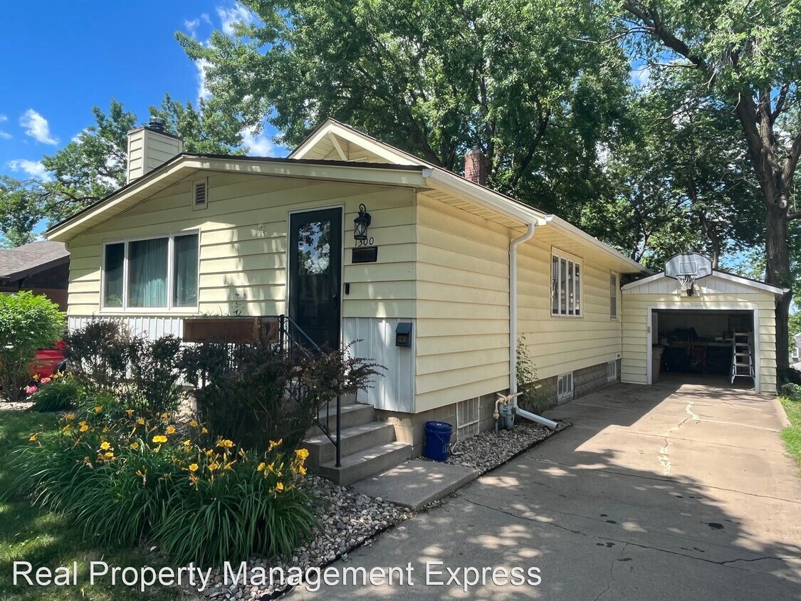 4 br, 1.5 bath House 1300 W 13th Street House Rental in Sioux Falls