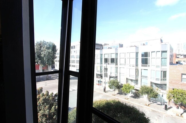 Foto del edificio - Rare Loft Style Condo, Huge Windows, High Ceilings, 1.5BR/2BA/3 Stories, Perfect Location!