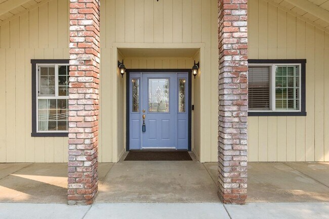 Foto del edificio - 17323 Anaconda Rd