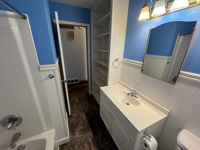 Building Photo - 817 W 4th St