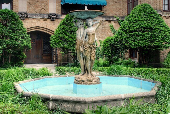 Foto del edificio - 2448 W Greenleaf Ave