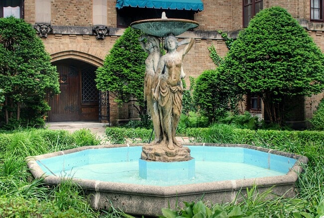 Building Photo - 2448 W Greenleaf Ave