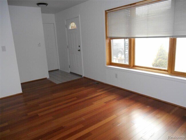 Building Photo - 1440 W Elmwood Ave