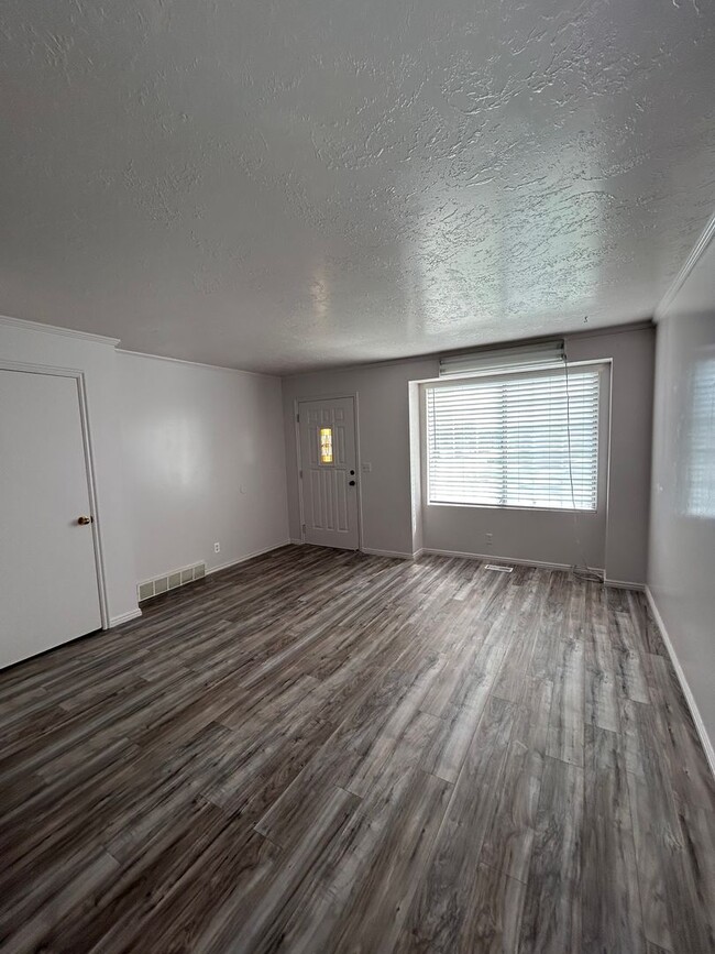 Building Photo - 4 Bedroom 2 Bathroom Home West Jordan,Utah