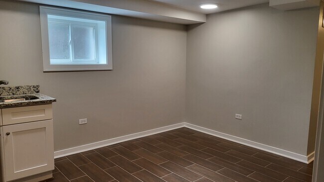 Foto del edificio - 827 W 33rd Pl
