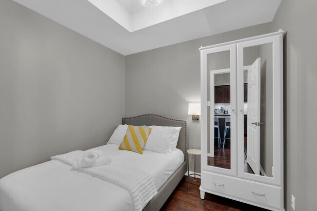 Building Photo - 215 Fort York Blvd