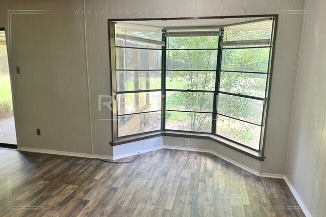 Building Photo - **$0 Deposit!** 3 Bedroom/2 Bath House in ...