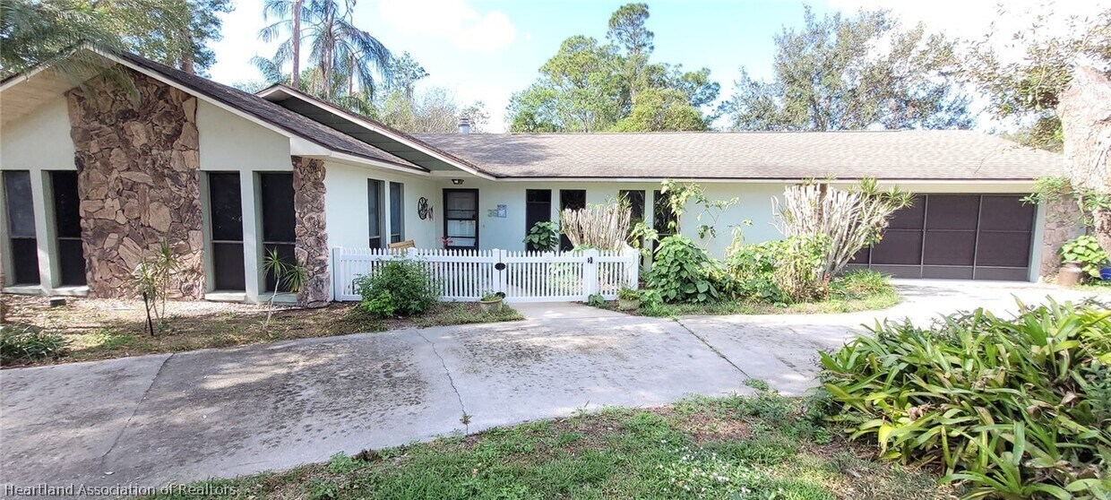 36 Cloverleaf Bypass, Lake Placid, FL 33852 House Rental in Lake