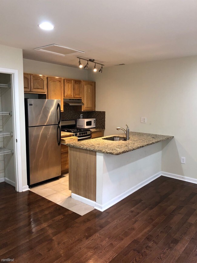 Foto del edificio - 1 br, 1 bath  - 1126 Spruce St Unit 4.5