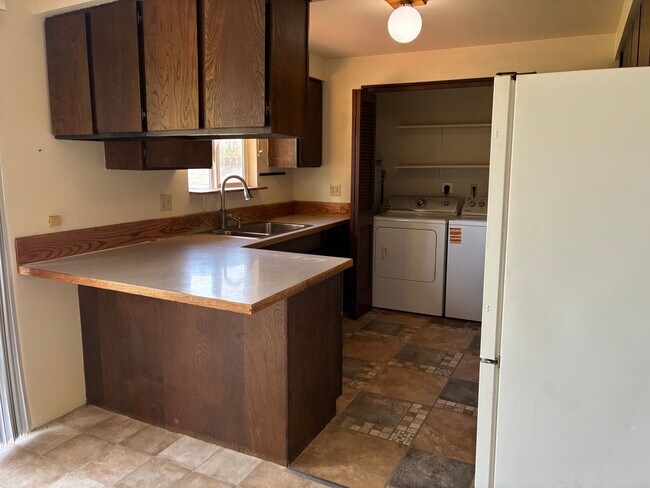Foto del edificio - 2121 E Viewmont Dr