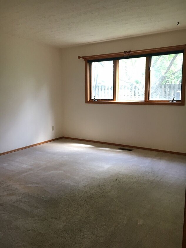 Foto principal - 2 Bedroom, 1 Bathroom Townhouse-Walking di...