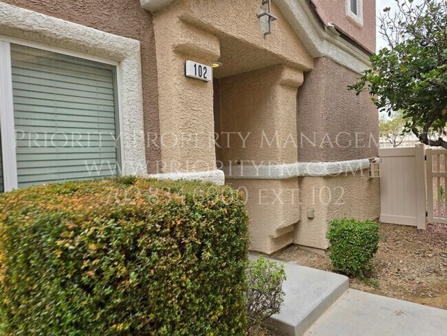 Foto del edificio - ~~Beautiful Mountains Edge Townhome!  3 Bed, 2.5 Bath ~ New! New! New!