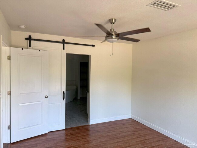 Foto del edificio - 2720 Bayou Blvd
