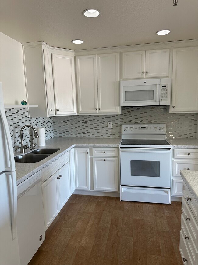 Kitchen - 425 S Parkcrest Apartment