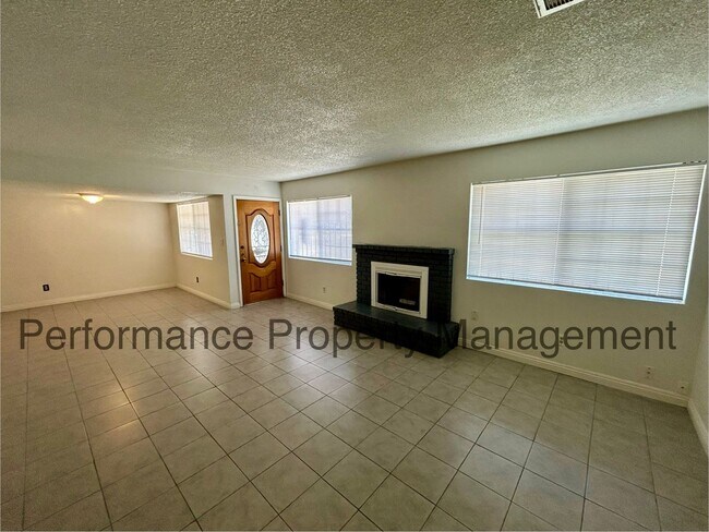 Building Photo - Cute 3 Bed/2 Bath Home in SE Bakersfield w...