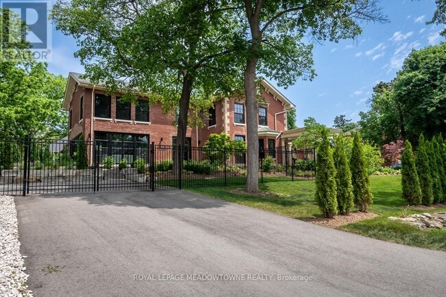 Building Photo - 57 Victoria St