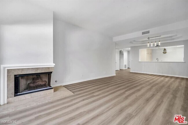 Building Photo - 2122 Century Park Ln