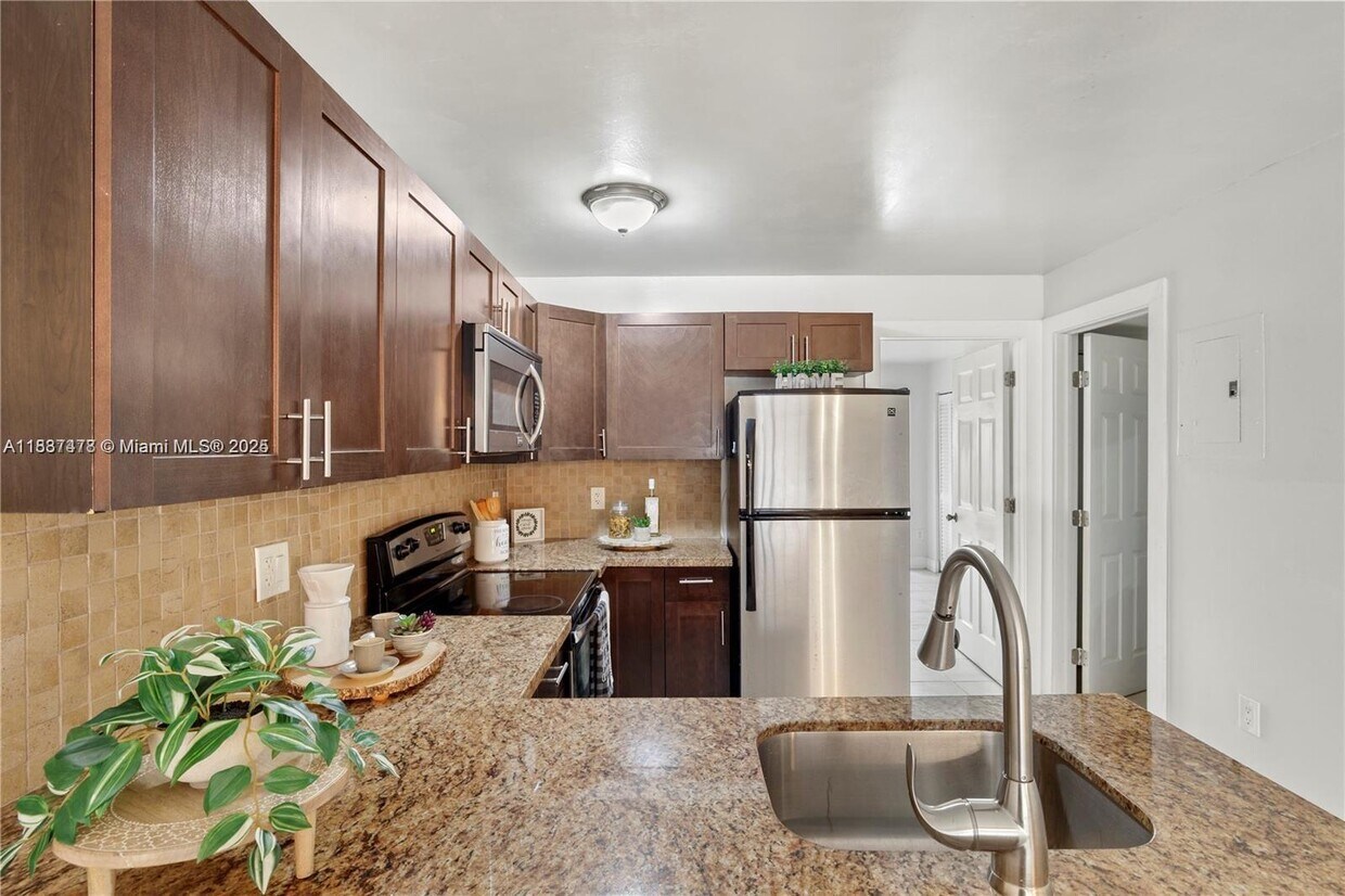 Primary Photo - 7241 Miami Lakes Dr