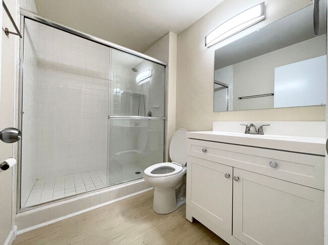 Building Photo - Gated Community Condo
