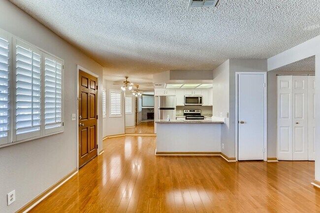 Foto del edificio - BEAUTIFUL 2nd Floor Condo in Northwest - S...