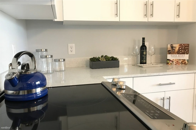 Building Photo - 1 br, 1 bath  - 3 Crown Dr Unit 103