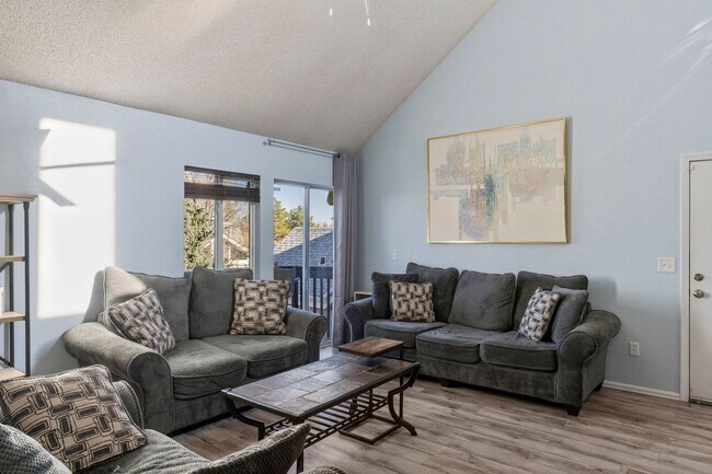 Building Photo - Amazing 1 bedroom Condo & Large Loft