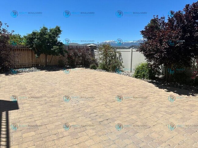 Building Photo - Beautiful 3 bedroom, 2.5 bathroom home fea...