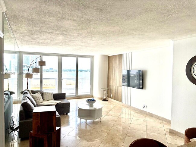 Foto del edificio - 1717 N Bayshore Dr