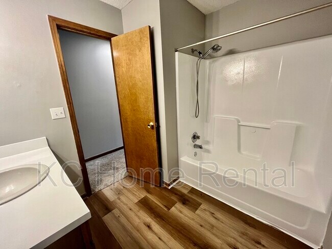 Building Photo - 100 Francis St