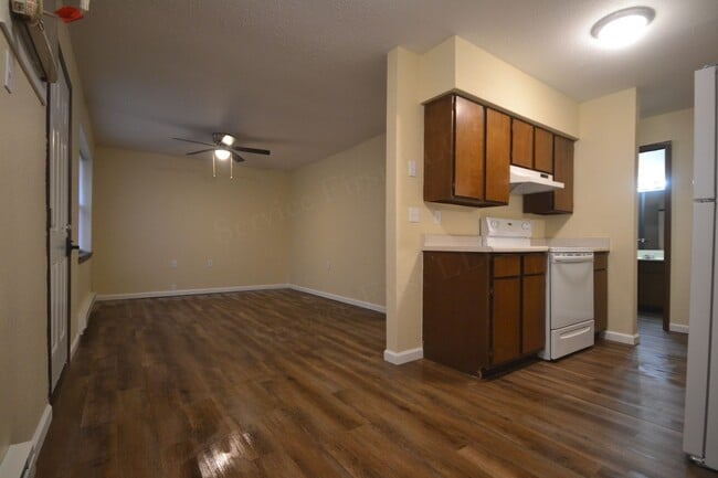 Building Photo - Longton Apartments