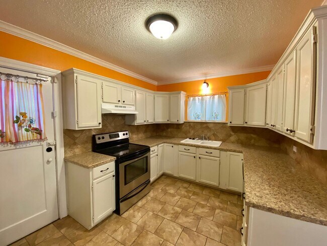 Building Photo - Three Bedroom Pre-Lease in Tech Terrace! F...
