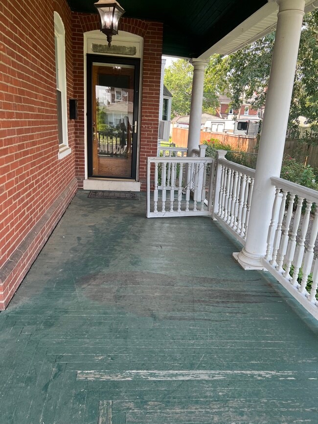 Building Photo - 122 E 4th St